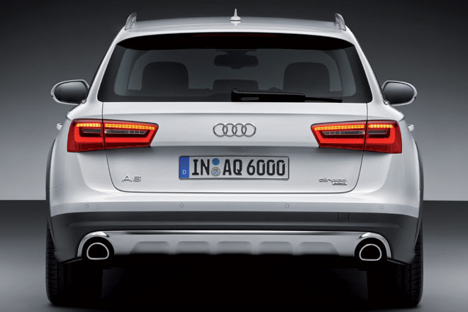 Die Abgasanlage mndet in zwei groe, abgeflachte Endrohre