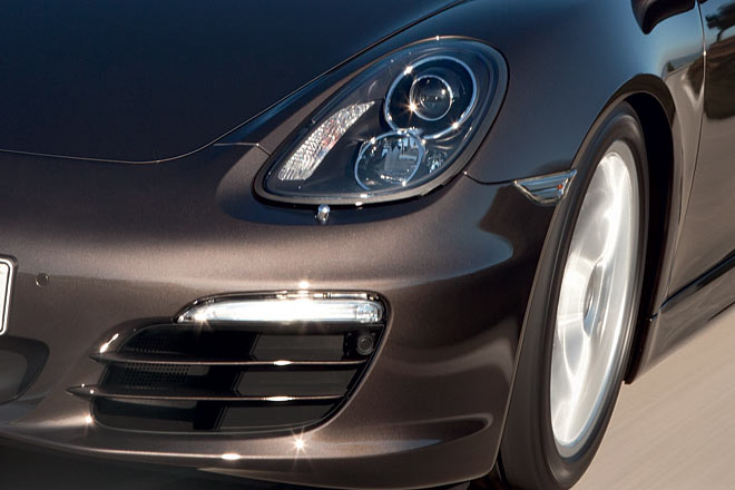 Typisch Porsche, neu arrangiert: Boxster-Front mit schrg-vertikalen Scheinwerfern und sichtbarer Waschdse