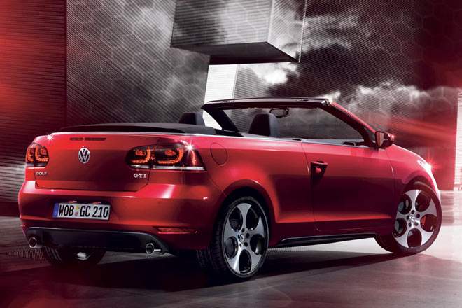 Schwelleraufstze, getrennte Endrohre, Fnf-Loch-Felgen: Auch das Cabrio trgt die typischen GTI-Insignien
