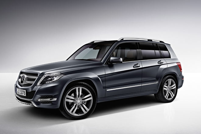 Gestatten, Mercedes GLK-Klasse, Modelljahr 2012. Das Kompakt-SUV bleibt der kantigen Form treu, setzt aber auf neue Designdetails