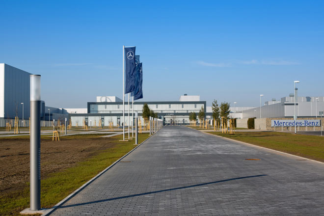 Das Werk wurde auf der grnen Wiese vllig neu errichtet. Das Unternehmen hat dafr nach eigenen Angaben rund 800.000.000 Euro in die Hand genommen