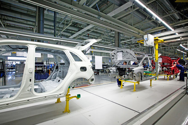 Blick ins »Interieur«: Zunchst entstehen im neuen Werk Modelle der B-Klasse, spter folgen weitere Derivate der neuen Kompaktwagen-Generation, u.a. ein »viertriges Coup«, sozusagen ein CLS in klein