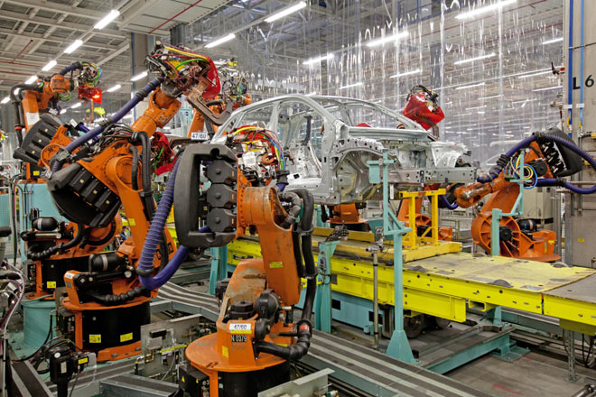 Viel Arbeit in dem Werk wird von orangefarbenen Mitarbeitern bernommen, die nie krank sind und nicht mehr Fehler machen als man ihnen einprogrammiert