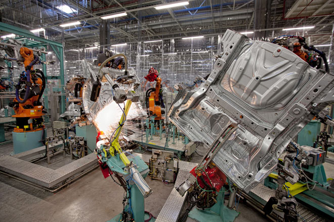 Whrend die Karosserie vor Ort entsteht, werden Motoren und Getriebe aus Deutschland angeliefert. Dies erfolgt auf der Schiene, ebenso wie der Transport der fertigen Autos in Gegenrichtung