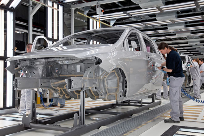 Eine fertig lackierte Rohkarosserie zur Begutachtung im Lichttunnel