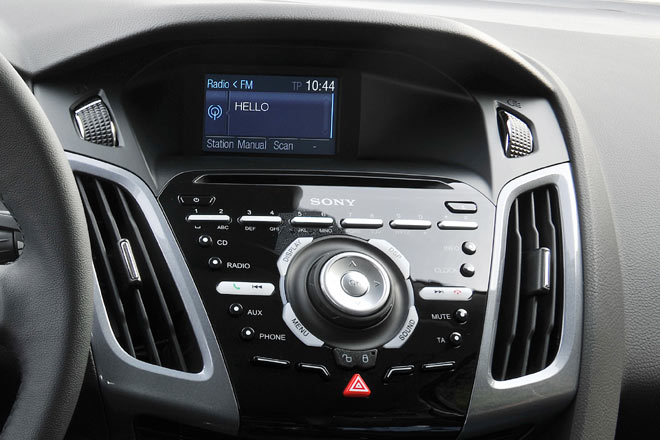 Speziell den zu kleinen Navi-Monitor und die Knopfwüste auf der Mittelkonsole (früher hätte sich Sony für solch ein Design geschämt) sollten die Kölner baldigst optimieren