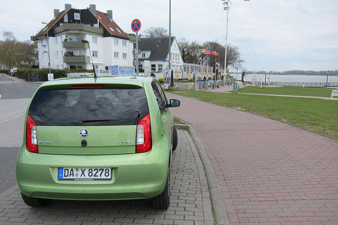 Mit dem Citigo an der Elbe: Im urbanen Umfeld fhlt sich das Auto wohl, ein Kilometerfresser fr Handlungsreisende ist es natrlich nicht