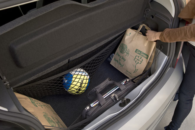 Der Kofferraum ist ausreichend gro und im Topmodell mit praktischen Netzen versehen. Was das Pressebild geschickt zu verbergen sucht, sind die »