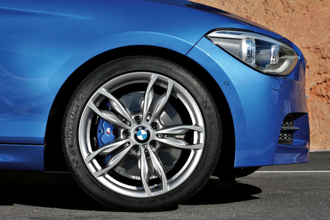 Vermutlich, um Kunden weiteres Geld aus der Tasche zu ziehen, setzt BMW beim Topmodell auf ein recht kleines Format für Räder (18 Zoll) und vor allem für Reifen (225/40)