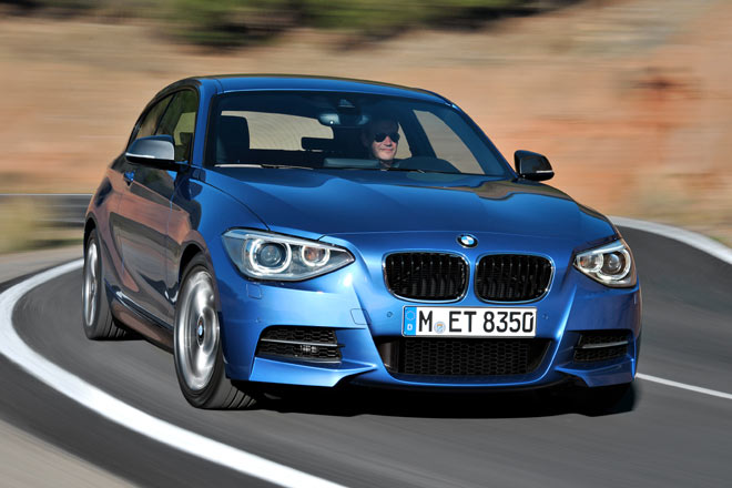 Das Auto nennt sich M135i. Nicht jedermanns Sache drfte sein, dass es sich auch optisch klar als potentes Topmodell zu erkennen gibt