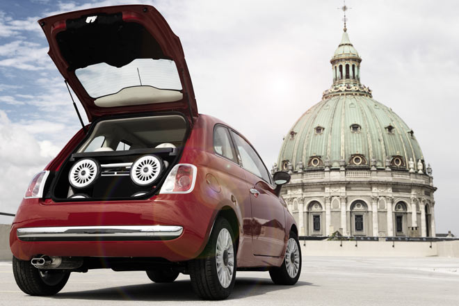 Natrlich passt der Kinderwagen in den Kofferraum des 500