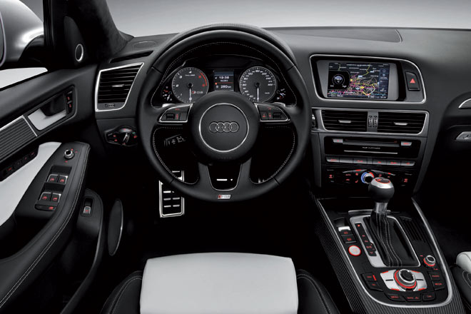 Schwarz und sportlich zeigt sich das Interieur. Dass sich Audi selbst im Topmodell die »groe« Klimaautomatik noch exra zahlen lsst, ist ein Armutszeugnis