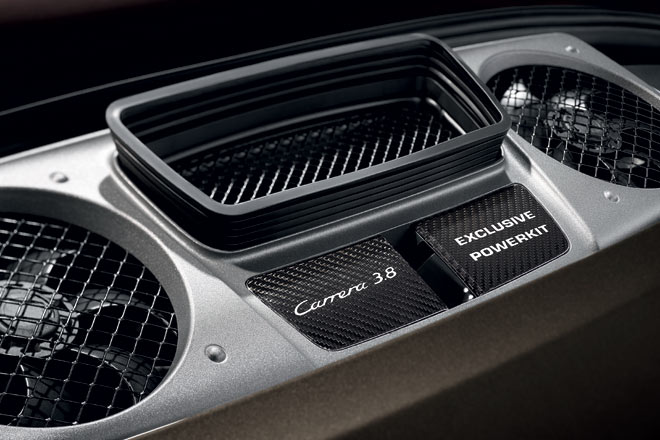Mit der neuen Leistungssteigerung kommt der Carrera S auf 430 PS und eine Sprintzeit von 4,0 Sekunden. Das Kit kostet 13.800 Euro inklusive &raquo;Sport Chrono Paket&laquo;, Erkennungszeichen ist das veränderte Motorraumstyling