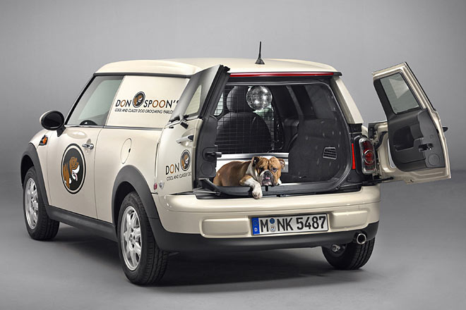 Schn inszeniert ist der Hund im Clubvan-Fotomodell, das Tierfutter zu den Lifestyle-Kunden bringt