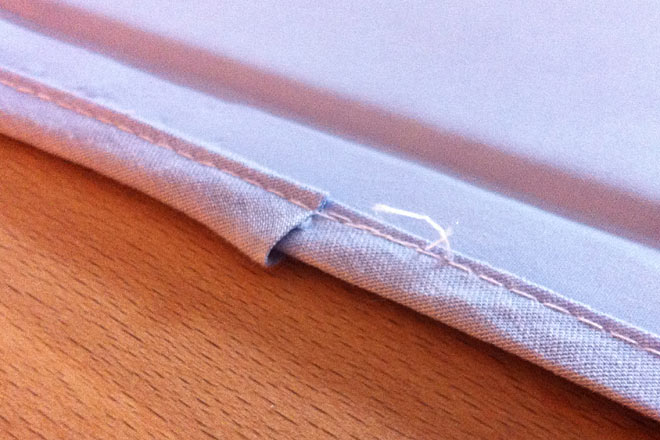 Schade: FreshMat gibt es derzeit nur in dieser auffälligen und wenig eleganten Farbe. Die Verarbeitung der äußeren Naht ist nicht optimal