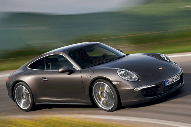 Unterscheidungskennzeichen des Carrera 4 sind spezifische Lufteinlassffnungen sowie eigenstndige Seitenschwellerblenden, vor allem aber wiederum die »dicken Backen«