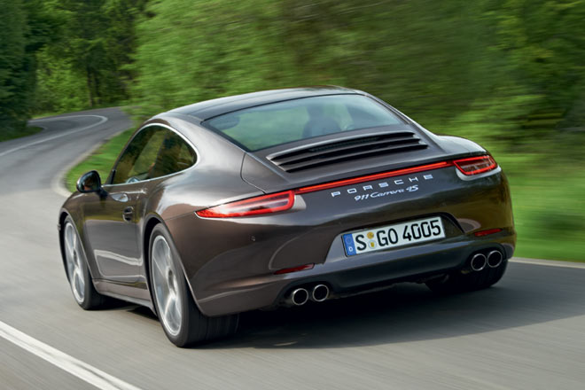 Die Radhuser der Hinterachse sind um jeweils 22 Millimeter weiter herausgezogen und die Hinterreifen um jeweils zehn Millimeter breiter