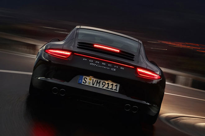 Aufflligstes Merkmal ist das traditionelle rote Leuchtenband zwischen den Rcklichtern, wobei es erstmals nicht nur als Rckstrahler dient, sondern ber die gesamte Breite beleuchtet ist