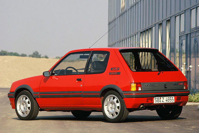Rckblende: 1984 erschien der Peugeot 205 GTI, zunchst mit 105 PS aus 1,6 Litern Hubraum und zwei Jahre spter wie im Bild als 1,9 mit 128 PS