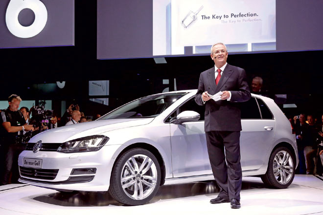 Volkswagen hatte den neuen Golf am Dienstag Abend in der Neuen Nationalgalerie in Berlin vor 1.000 Journalisten, Prominenten und Politikern prsentiert. Autokiste war nicht eingeladen. VW-Chef Prof. Dr. Martin Winterkorn: »Sechs Generationen Golf – 1974 bis 2012. Das sind 38 Jahre eines kontinuierlichen Erfolges, 29,13 Millionen verkaufte Exemplare eines Weltbestsellers, ein immens groer Wirtschaftsfaktor, ein Garant fr sichere Arbeitspltze und ein ber Epochen wirkendes Spiegelbild des technischen Fortschritts«