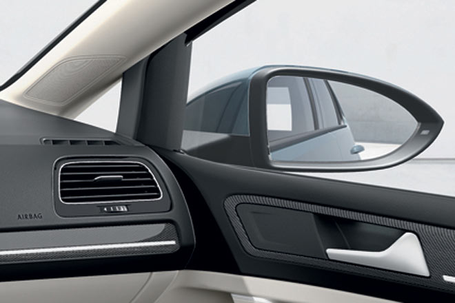 Von innen sieht das eher ungemtlich aus; die bersichtlichkeit drfte nicht merklich profitieren. In der Folge muss der Lautsprecher vom Spiegeldreieck in die A-Sule wandern, wo er mehr auffllt und in subjektiv unschner Nhe zu den Kopfairbags sitzt