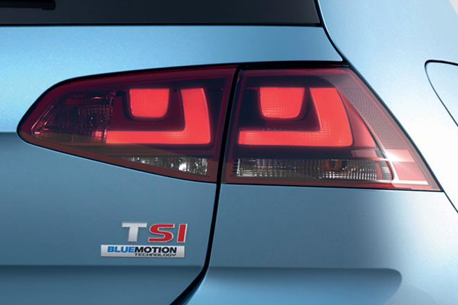 Das BMT-Schildchen htte sich VW sparen sollen – die Mehrheit der Kunden versteht den Unterschied zwischen Blue Motion, Blue Motion Technology, BlueTDI (Passat) und BlueGT (Polo) sowieso nicht, und auerdem verfgen nun alle Golf-Varianten ber das BMT-Paket. Die Rckleuchten sind schner geworden, lassen aber LED-Technik vermissen, die es anderswo bereits in der Kleinwagen-Klasse gibt