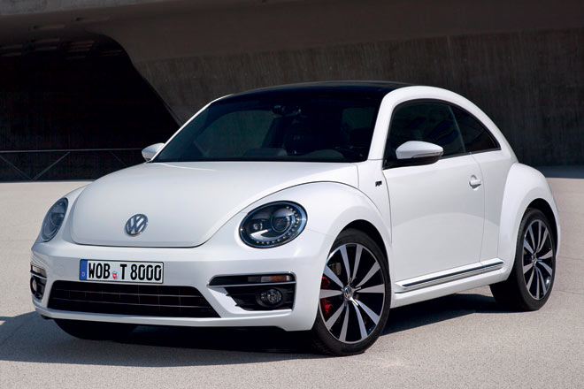VW bietet fr den Beetle jetzt auch ein R-Line-Paket Exterieur an. Es besteht u.a. aus vorderen Stofnger mit schwarz genarbten, eigenstndigen Lufteinlssen, Blinkerrahmen in Chrom sowie »