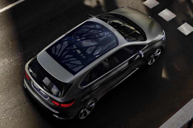 Optional gibt es ein auf Knopfdruck abdunkelbares Glasdach »Cool Shade«  la Mercedes SL/SLK