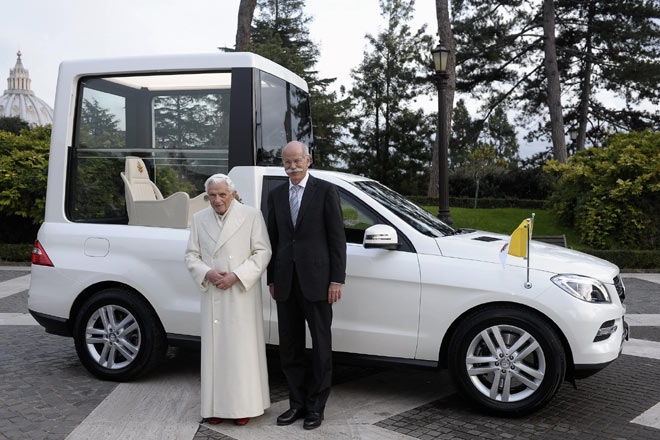 Daimler- und Mercedes-Chef Dieter Zetsche hat das neue Papamobil persönlich an Papst Benedikt XVI. übergeben