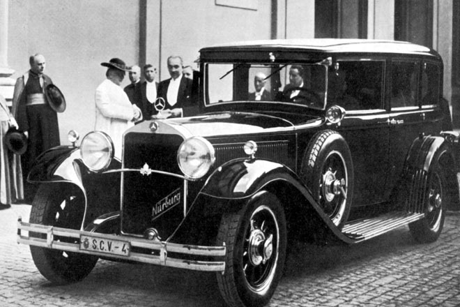 Der Pontifex Maximus und sein Mercedes: Papst Pius XI. nahm 1930 persnlich die Pullman-Limousine vom Typ Mercedes-Benz Nrburg 460 entgegen