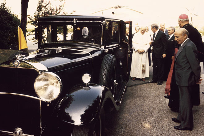 Rückkehr in den Vatikan: 1984 nahm Papst Johannes Paul II. das erste Papst-Auto aufwändig restauriert in Empfang