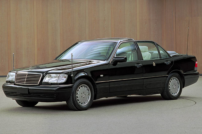 Mercedes-Benz ist so etwas wie der inoffizielle Hoflieferant des Vatikan. Auf Basis der S-Klasse (Baureihe W 140) entstand 1997 dieses Landaulet als Fahrzeug für Papst Johannes Paul II.