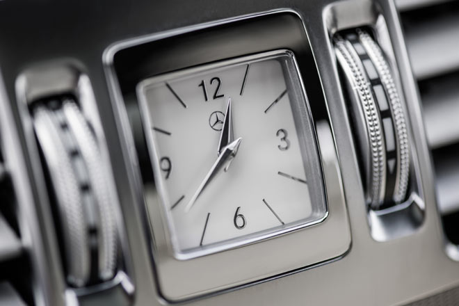 Neu ist die Analoguhr zwischen den beiden mittleren Lftungsdsen – eine schne Idee, die aber mit wenig Geschmack umgesetzt ist