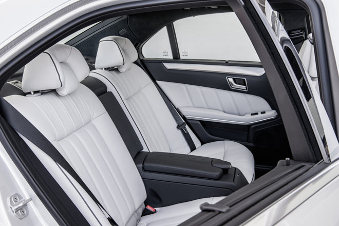 Blick in den Fond, hier mit Kuschel-Kopfsttzen und feinem, aber empfindlichen Leder. Die Trsicherungsstifte knnte Mercedes endlich in Rente schicken