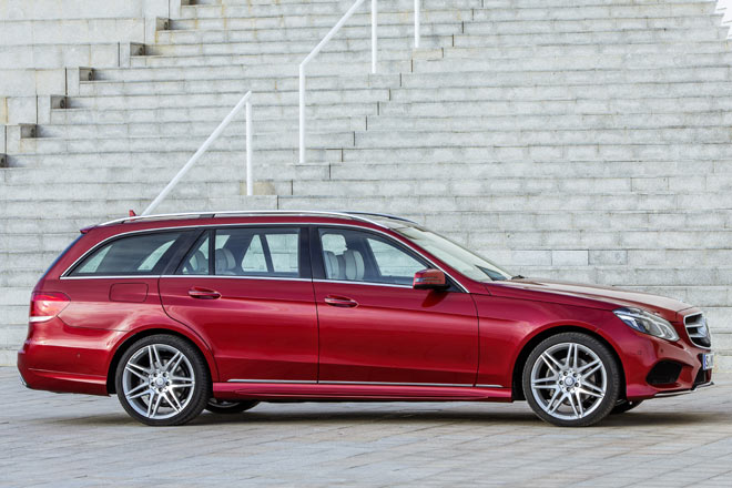 Das Auto wirkt fraglos optisch stimmiger als bisher, wenn auch die »schrgen« Trgriffe und die groe Fuge zwischen Motorhaube und vorderem Kotflgel das Auge noch immer stren