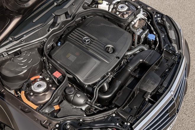 Einen Diesel-Hybrid kann die direkte Konkurrenz bisher nicht vorfahren. Er kommt in der E-Klasse auf nur 4,1 Liter Normverbrauch