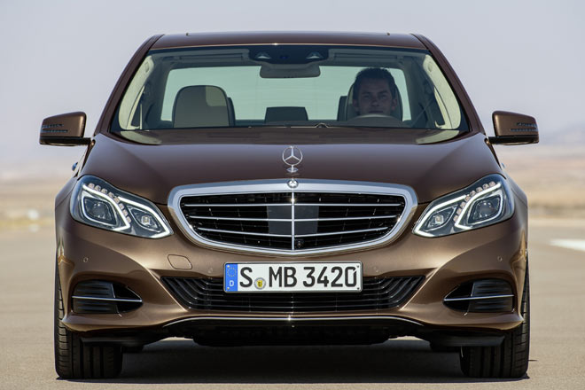 Auch die Frontschrze, jetzt stets ohne Nebelleuchten, und die Motorhaube hat Mercedes frisch arrangiert, die Auenspiegel dagegen bleiben etwas uninspiriert