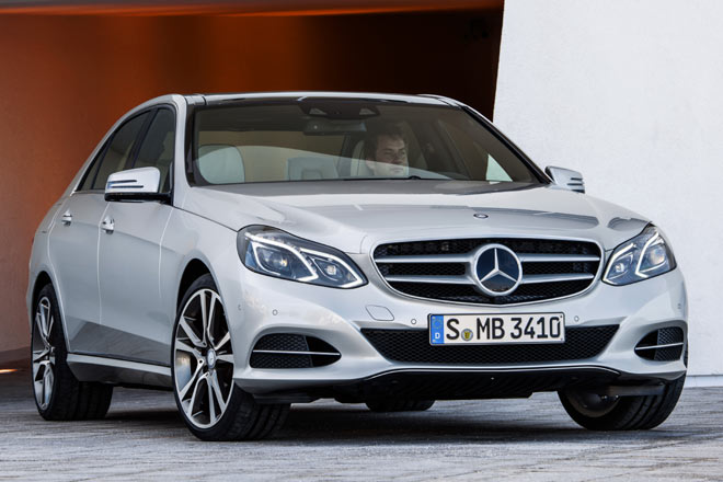 Plakettengrill auf dem Rckzug: Wie bereits in der C-Klasse trgt die »Avantgarde«-Version nun den »Sportkhler« mit zentralem Stern