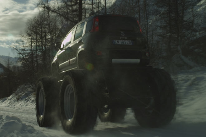 Technisch hat Fiat den Panda mit einem Jeep CJ7 gekreuzt. Die Allrad-Ikone spendierte das Chassis, das mit berdimensioniertem Fahrwerk sowie speziellem Antriebsstrang auf die Monster-Dimensionen modifiziert wurde