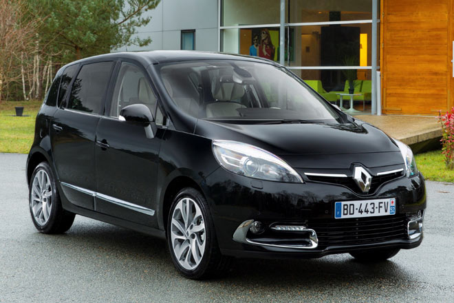 Renault spendiert dem Scnic erneut ein Facelift. Nach der Verschnerungskur von 2012, die vornehmlich die Scheinwerfer betraf, erhlt der Kpmpaktvan jetzt das neue »Familiengesicht« der Marke