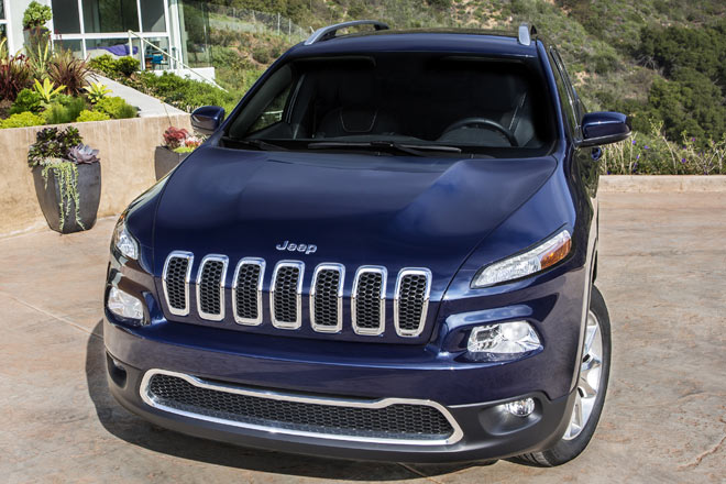 ... den optisch stark separierten »Khlergrillabteilen«, die nun einen Knick aufweisen und flach in die Motorhaube reichen