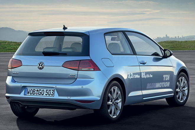 Nach GTI und GTD trgt auch der BlueMotion ein primitiv wirkendes Schildchen am vorderen Kotflgel – VW macht am neuen Golf manches falsch