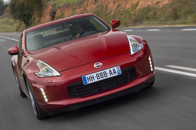 Nissan spendiert dem 370Z eine genderte Frontschrze mit vertikalem LED-Licht und vergrertem Grill