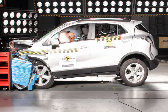 Im Crashtest von Euro NCAP, wo der Mokka gut abgeschnitten hat, erfolgt der Crash bei wesentlich hrteren 64 km/h. Auch das wird am Schadensbild deutlich