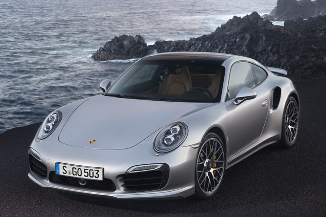 Der neue 911 Turbo kostet ab 162.000 Euro, ein vollausgestatteter Turbo S kommt auf etwa 233.000 Euro