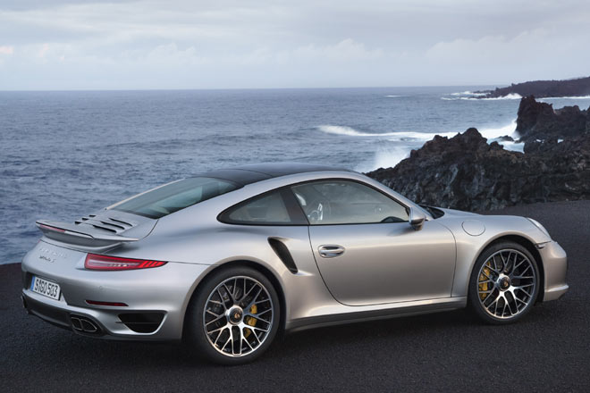 Ein Aerodynamikpaket mit verstellbarem Front- und Heckspoiler sowie die Hinterachslenkung gehren zum Technikpaket, beim Turbo S auerdem u.a. dynamische Motorlager und Keramikbremsen