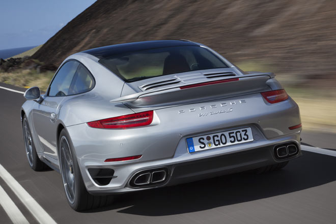 Aus dem Stand katapultiert der Turbo S seinen Fahrer in sagenhaften 3,1 Sekunden auf das Bundesstraen-Tempolimit. Rund siebeneinhalb Sekunden spter passiert die Tachonadel die 200-km/h-Marke, maximal sind 318 Sachen drin
