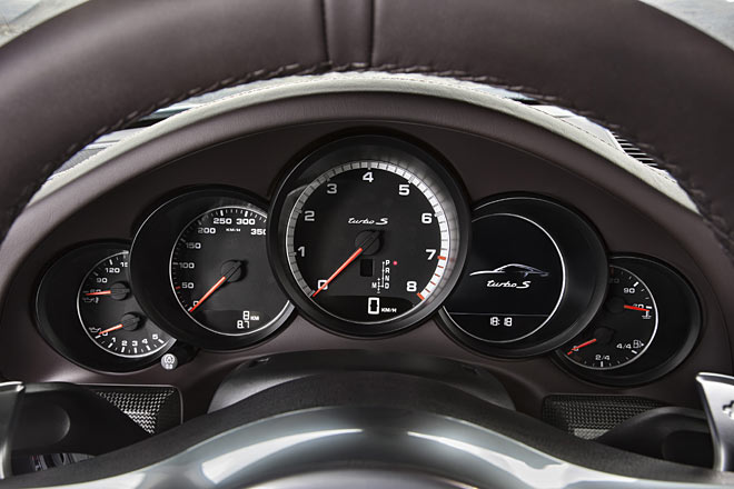 Gewohnte Instrumentierung: Der zentrale Drehzahlmesser wird flankiert von einem 350-km/h-Tacho und dem Display sowie vier Zusatzanzeigen