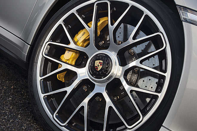 Zweifarbige, geschmiedete 20-Zoll-Rder sind jetzt Standard, beim Turbo S solche mit Zentralverschluss