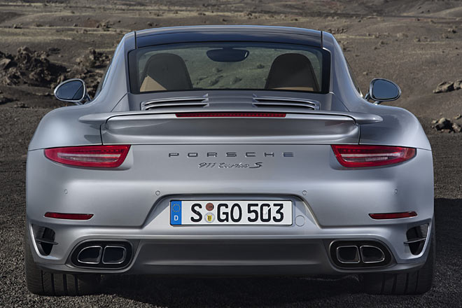 Typische Turbo-Insignien sind der breite Hintern, der Spoiler und markante Endrohre